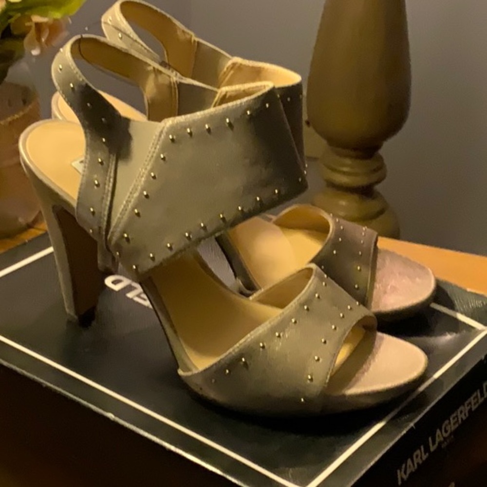 KARL LAGERFELD PARIS: Antique Gold Coquette Leather Slingback Sandal.